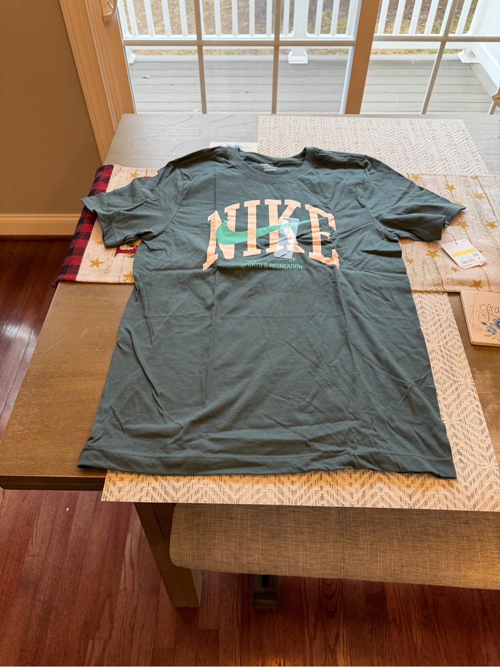 Size Small Nike Green T-Shirt SKU IB6622-338 Brand New